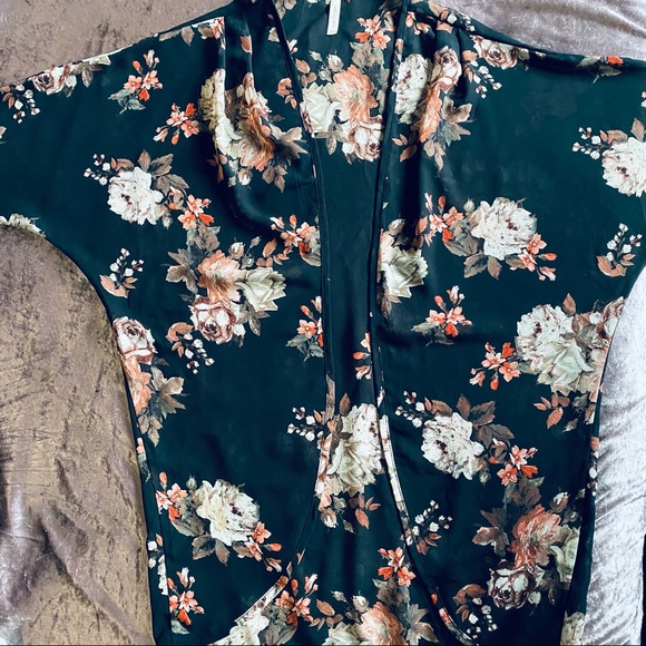 Beautiful Black Floral Kimono / Overlay - Picture 3 of 5
